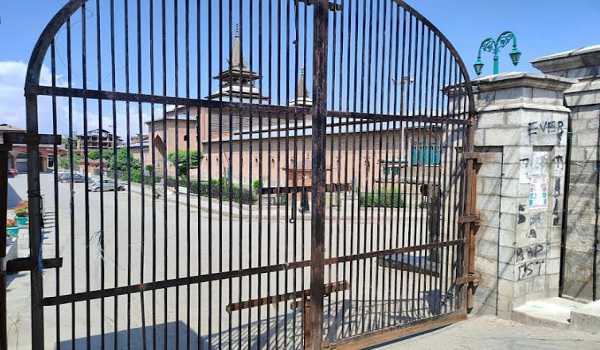 Ahead of Jumat-ul-Vida, Mirwaiz placed under ‘house arrest’, Jamia closed