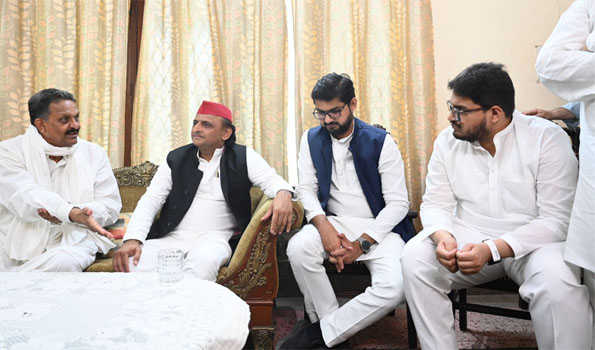 Akhilesh demands probe by SC judge in Mukhtar's death, consoles family