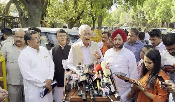 Cong meets ECI; complaints against PM Modi's remarks on party's manifesto