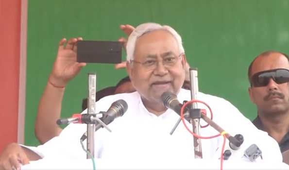 Nitish targets Lalu for promoting dynastic politics