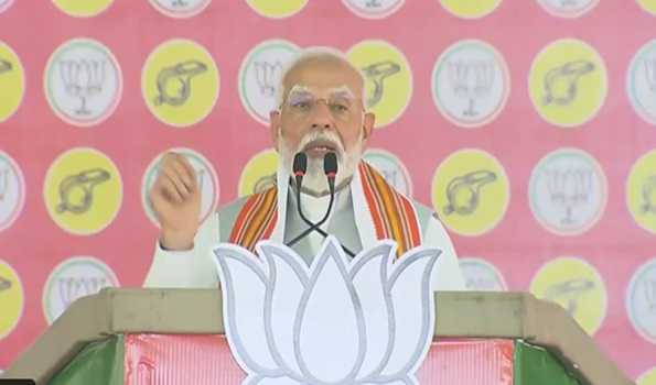 PM attacks Congress in Parbhani rally