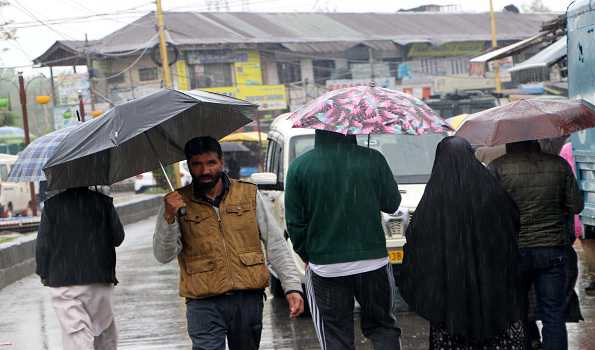Rain showers  fall temp  in Kashmir