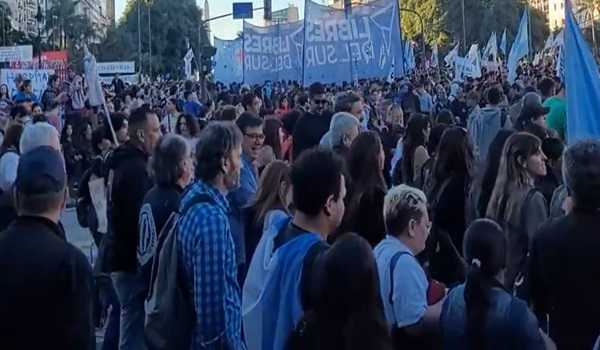 Massive protests in Buenos Aires against govt's education policies