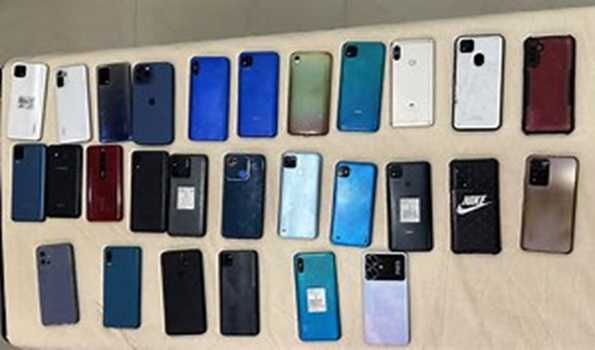 Cyber Police Kashmir recovers 30 Smartphones, returned to owners