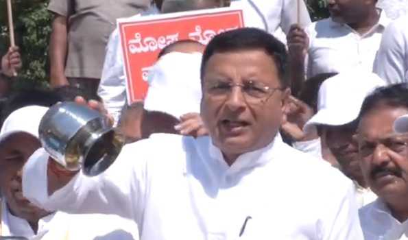 K'taka Cong leaders stage dharna against insufficient drought relief from Centre