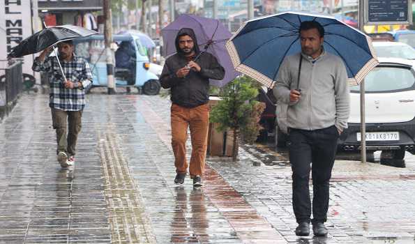 Heavy rain lashes Kashmir, showers to continue: MeT