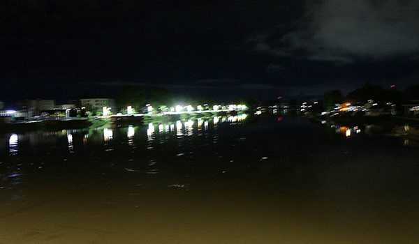 In Srinagar, Jhelum crosses danger mark