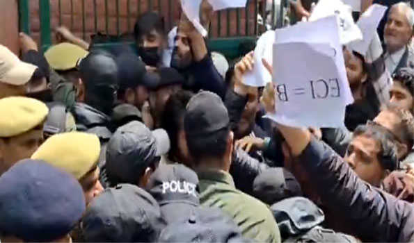 PDP holds protest against ECI for deferring Anantnag Rajouri LS poll