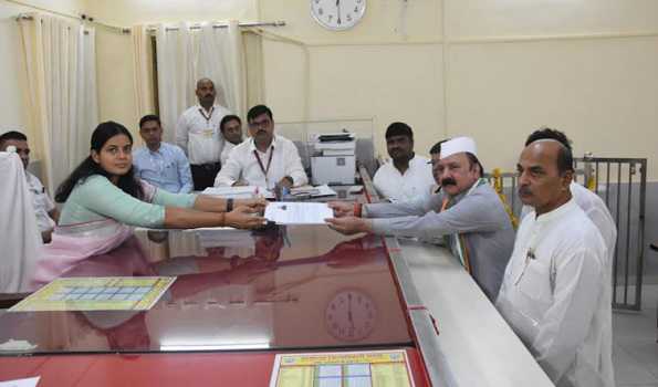 KL Sharma files nomination from Amethi, Priyanka seeks support
