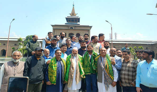 Bukhari becomes first mainstream leader to visit historic Jamia mosque in old city since 1990s