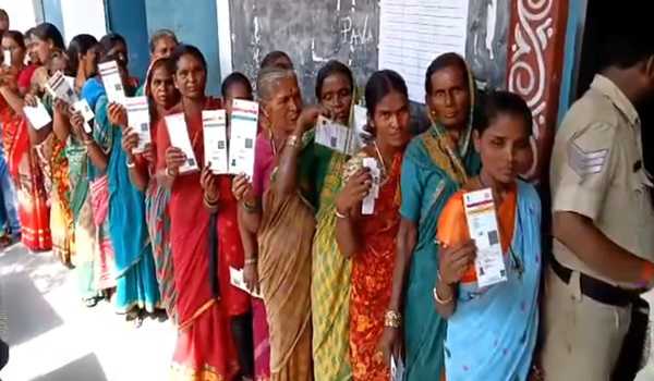 9.45 pc voter turnout sets early trend in Karnataka