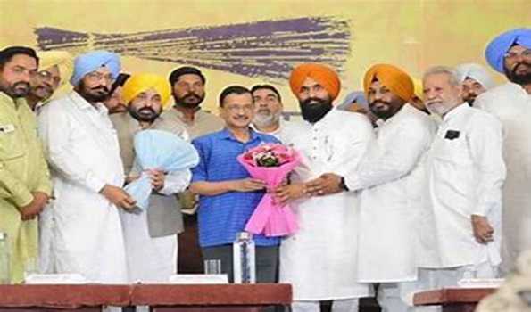 Punjab: CMs Kejriwal, Mann hold meeting with AAP leaders and workers