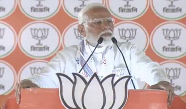 Bengal: Modi attacks Mamata for "openly threatening monks"