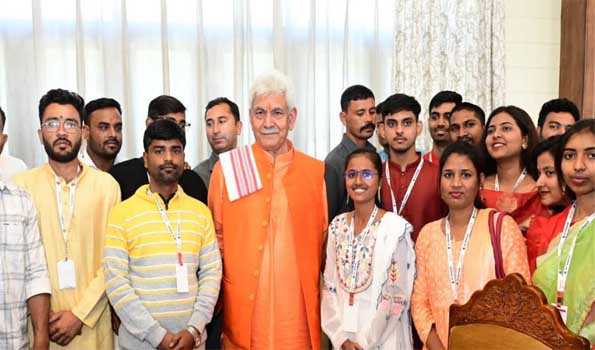 J&K: Lt Governor interacts with delegation from Maharashtra