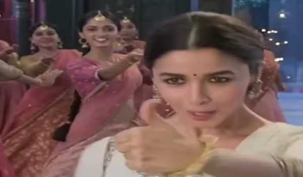 Alia’s 'Ghar More Pardesiya' gets Academy's shout-out