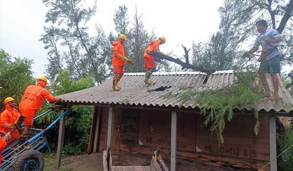 Cyclone Remal leaves 1 dead, disrupts public transport in Kolkata