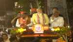 PM Modi begins roadshow in Patna, huge crowd cheers him
