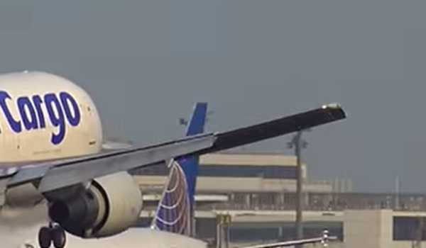 Cargo plane makes emergency landing at Tokyo