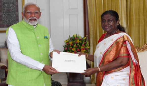 PM Modi meets President Murmu, submits resignation