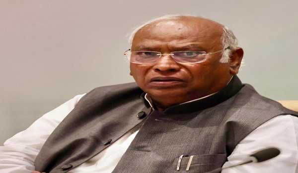 Work for people 24 hrs, 365 days and raise their issues: Kharge at CWC meet