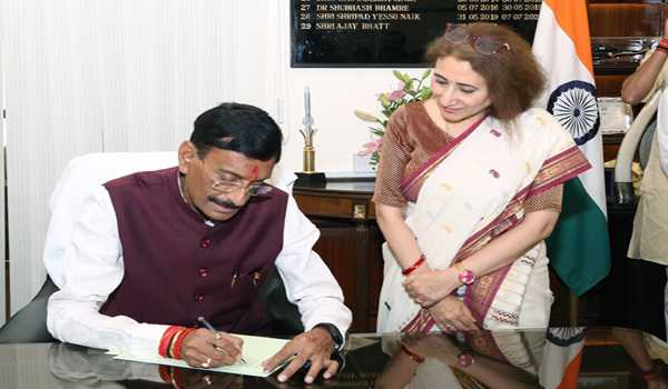 Sanjay Seth takes charge as MoS in Defence Ministry