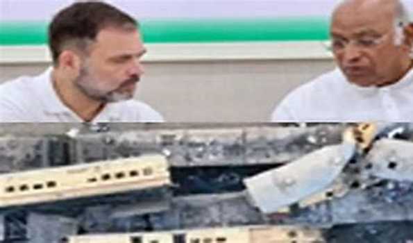 Utter mismanagement of Railway Ministry; Kharge, Rahul on Kanchanjunga train mishap