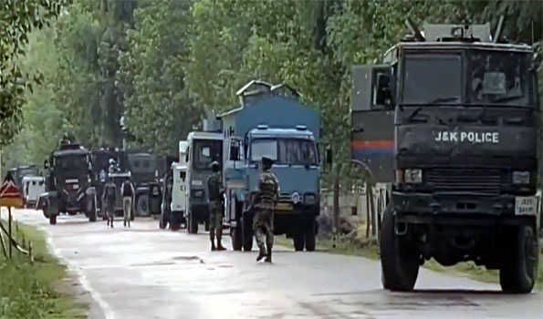 2 militants killed, 2 security personnel wounded in Kashmir gun battle