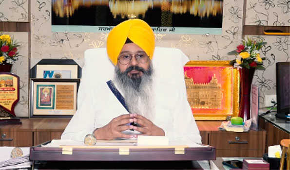 Influencer practices yoga in Golden Temple, SGPC to take action