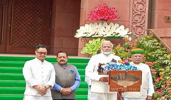 PM seeks consensus ahead of parliament session, reminds Oppn of Emergency