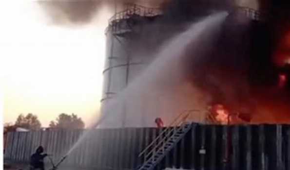 Fire engulfs oil depot in Russia