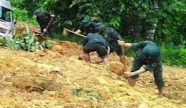 9 passengers buried by landslide in Vietnam