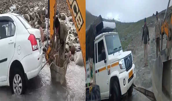 44 tourists stranded at Kunzum pass rescued