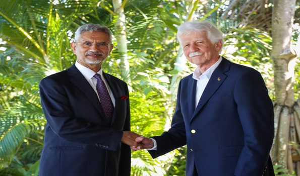 EAM meets with former PMs, opposition party leaders in Mauritius