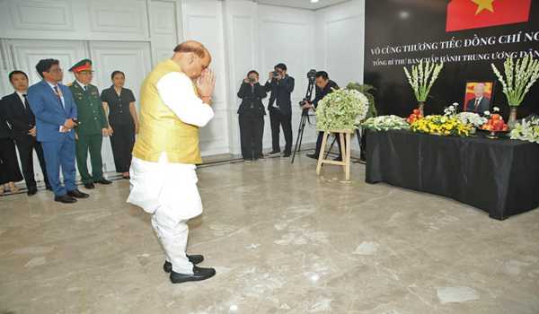 Defence Minister visits Vietnamese Embassy to pay tribute on Nguyen Phu Trong