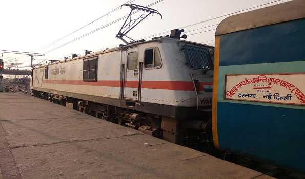 Coaches of Sampark Kranti detached from engine