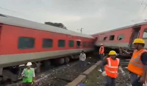 2 killed, 7 injured as 18 coaches of Howrah-Mumbai Mail derail in Jharkhand