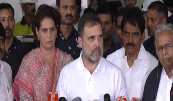 Rahul, Priyanka visit Wayanad landslide area