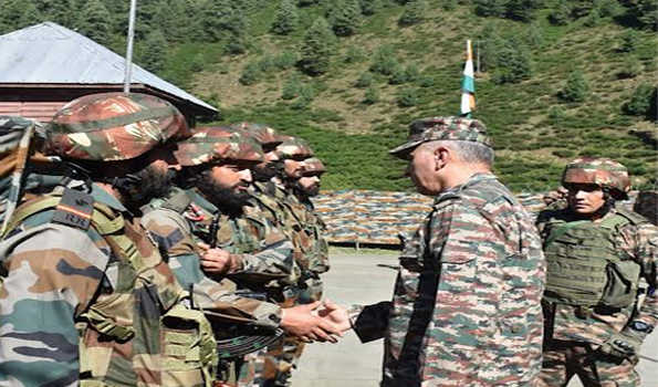 GoC Chinar Crop visits forward post of LoC in Kashmir