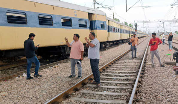 Train coach derails in Saharanpur