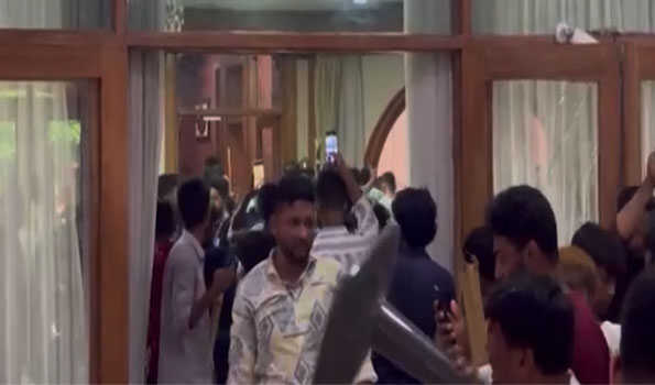 Bangladesh rioters vandalize govt buildings, politicians