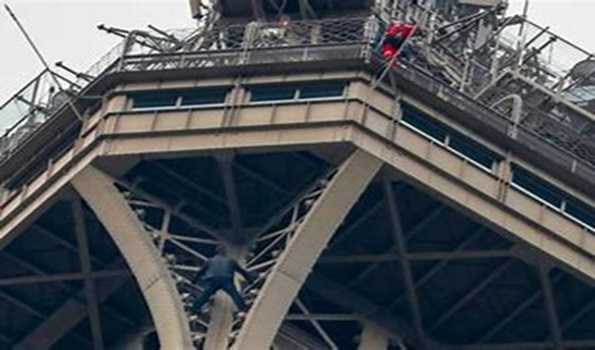 Man climbs Eiffel Tower before Olympics closing ceremony, arrested