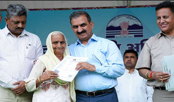 HP CM distributes property right cards in Hamirpur