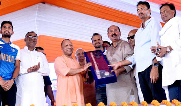 Yogi felicitates Indian hockey players Rajkumar Pal, Lalit Upadhyay