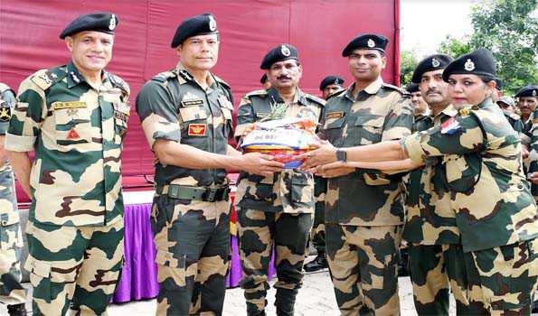 BSF DG visits Jammu Frontier, reviews security