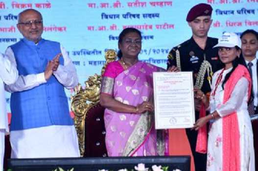 Come forward in political field to lead country, Murmu appeals women