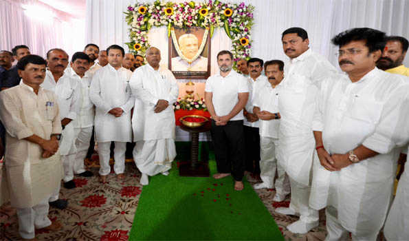 Maha: Rahul, Kharge meet family of late Congress MP Vasantrao Chavan