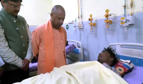 Yogi visits Lok Bandhu Hospital to check on Sarojini Nagar accident victims