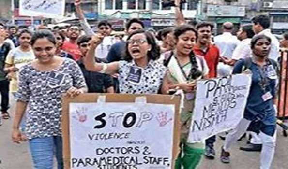 Kolkata: Junior doctors organise massive rally at state health secretariat