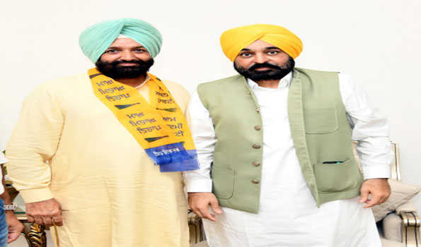 Punjab: Congress leader Gurjit Singh & social worker Kulwant join AAP