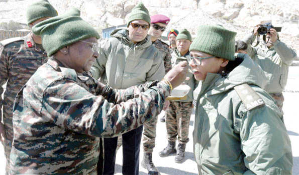 President interacts with soldiers at Siachen